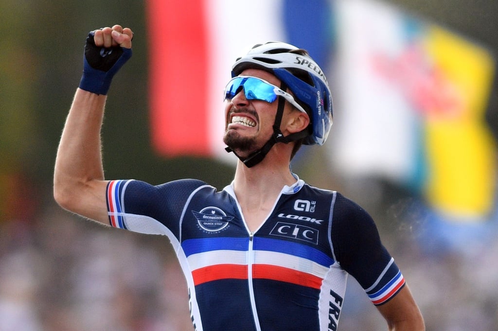 Der Franzose Julian Alaphilippe jubelt über den erneuten Triumph bei der Straßenrad-WM.