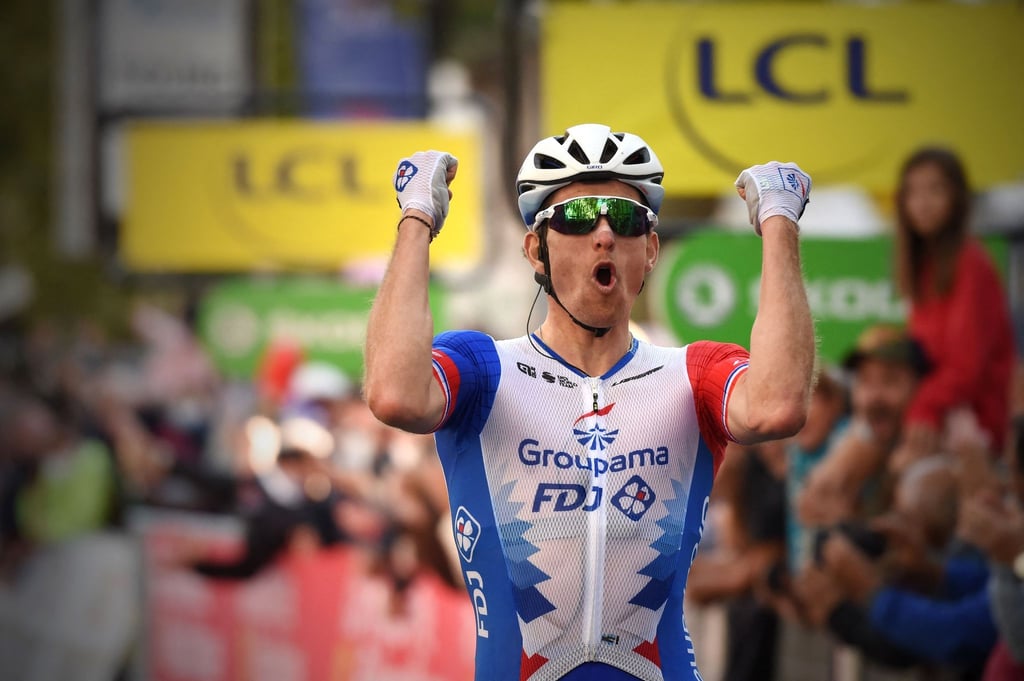 Arnaud Démare aus Frankreich feiert seinen Sieg.