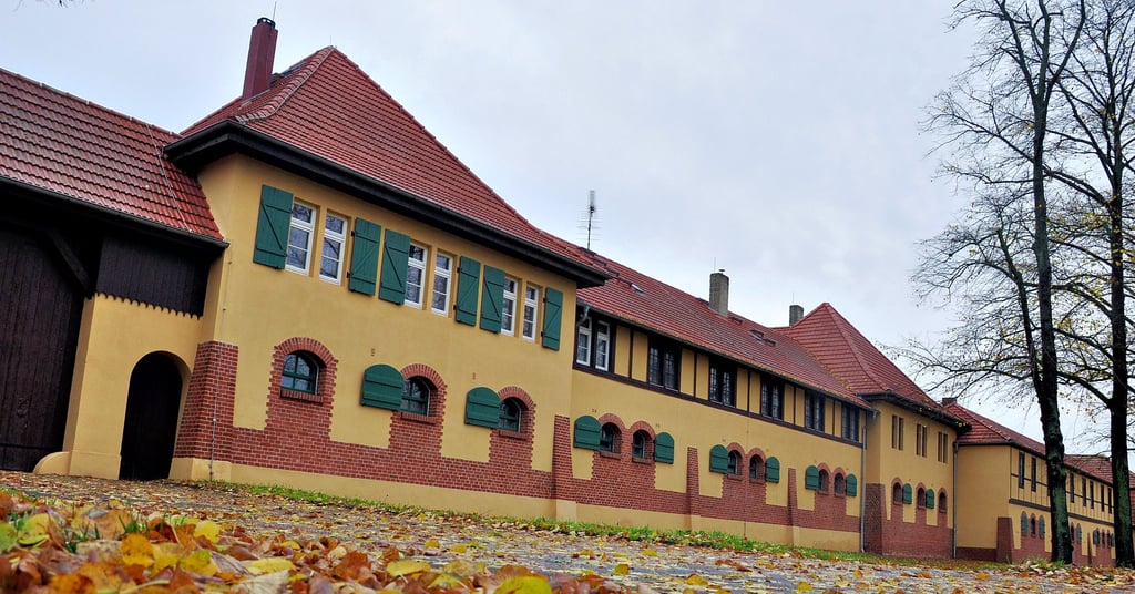 Das historischen Stallgebäude des Magdeburger Renn-Vereins.
