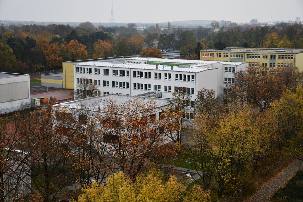 In diesem Anbau und dem sanierten Schulgebäude treffen Schüler zweier Magdeburger Schule aufeinander. Konflikte werden befürchtet.