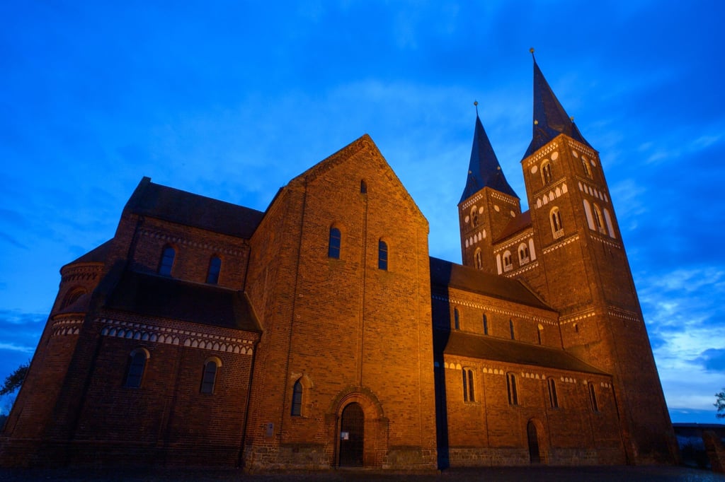 Die Türme der Stiftskirche Sankt Marien und Stankt Nikolaus vom Kloster Jerichow leuchten.