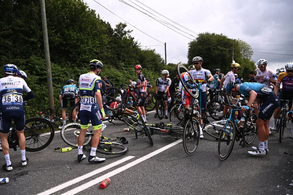 Auf der 1. Etappe der Tour de France hatte eine Frau mit einem Pappschild für einen Massensturz gesorgt.