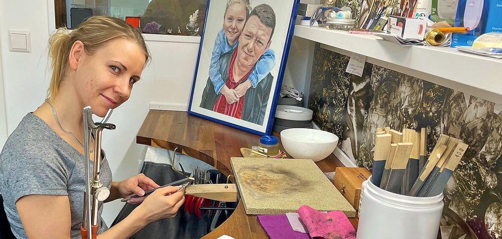Mandy Reinhardt sitzt an ihrem Arbeitsplatz, an dem gerade ein neues Schmuckstück entsteht.