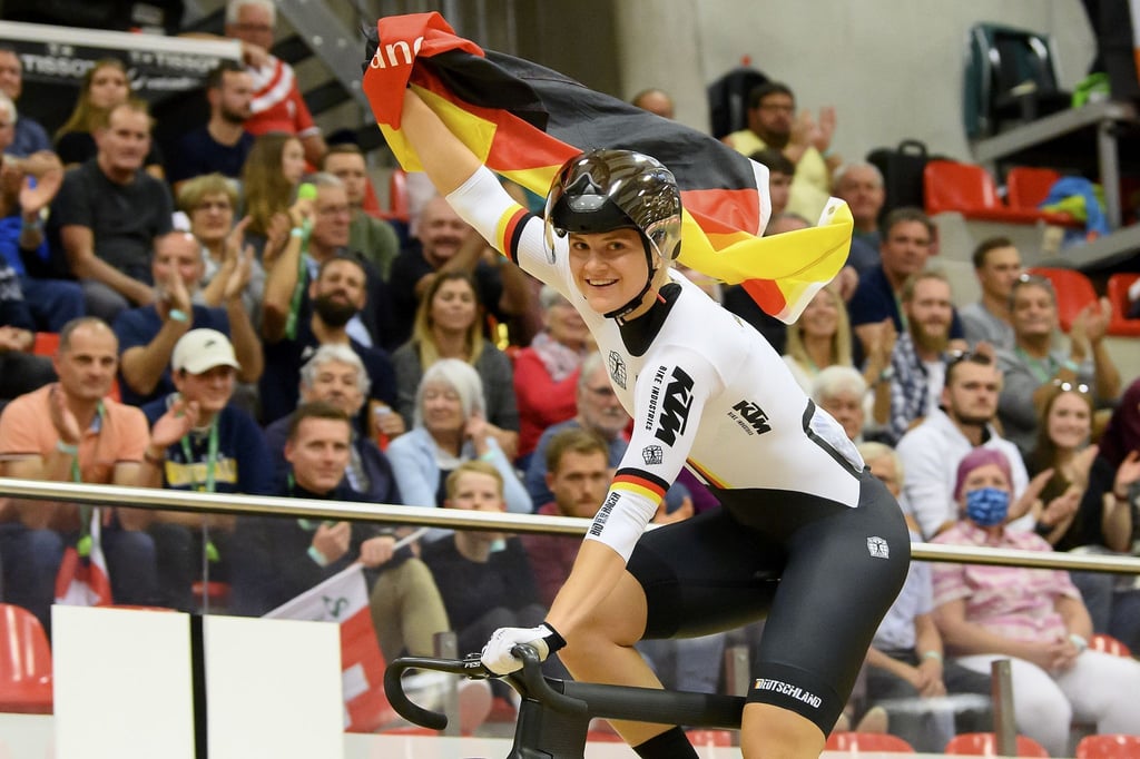Feiert im Velodrome Suisse bei der EM ihren Sieg im Keirin: Lea Sophie Friedrich.