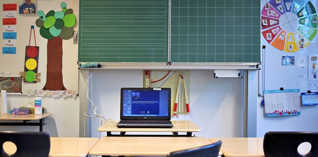 Notebook in einem Klassenraum: Kann „Tele-Unterricht“ eine Antwort auf den Lehrermangel sein?