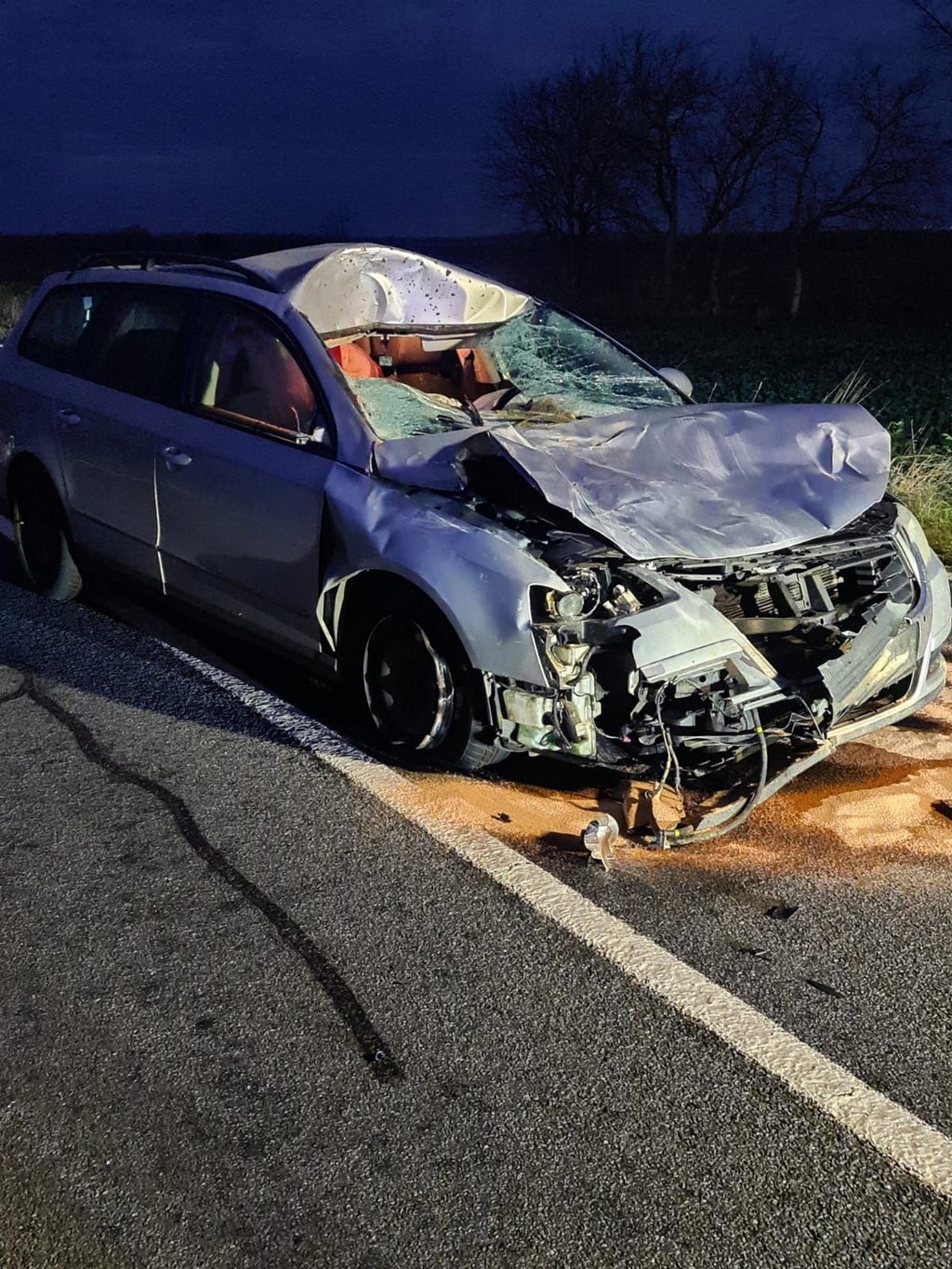 Ein Fahrzeug war total zertrümmert.