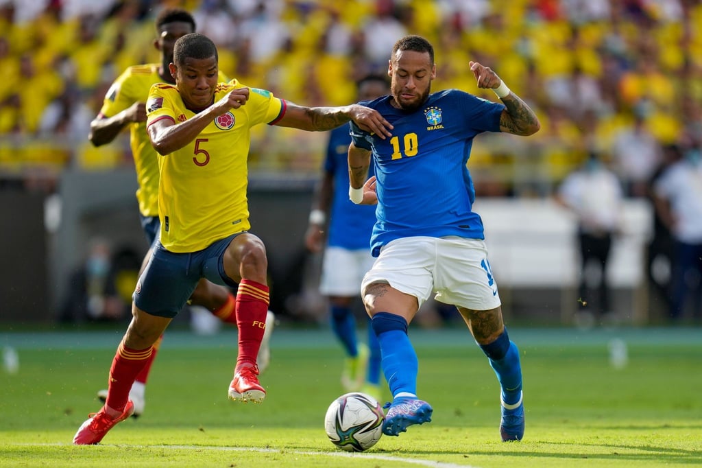 Superstar Neymar (l) musste sich mit Brasilien mit einem Punkt gegen Wilmar Barrios und Kolumbien zufrieden geben.