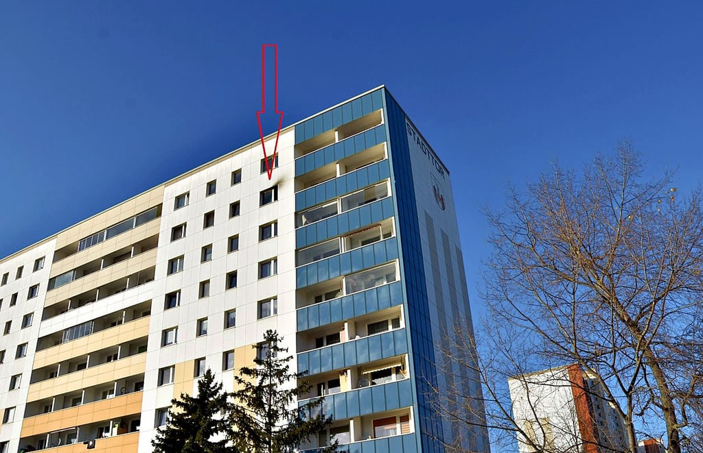 Von außen deutet lediglich ein verrußes Fenster im neunten Stock eines Zehngeschossers auf das Feuer in der Johannes-R.-Becher-Straße hin. Dabei brannte die Wohnung aus. Das Feuer sorgte dafür, dass 62 Personen evakuiert werden mussten.