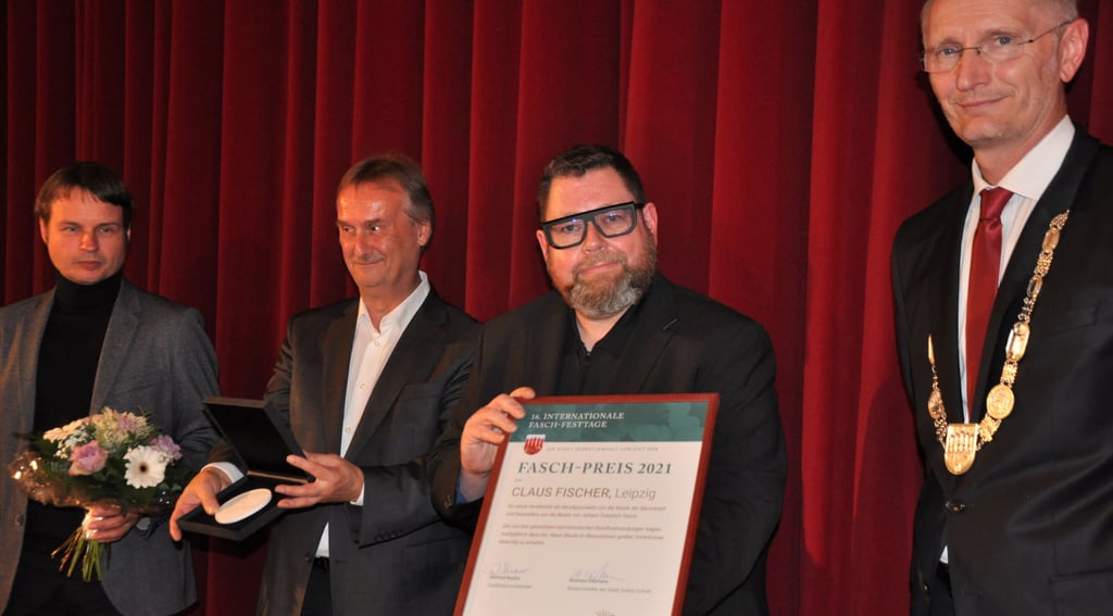 Der Leipziger Musikjournalist Carl Fischer bekam den Fasch-Preis 2021 der Stadt Zerbst von Bürgermeister Andreas Dittmann (r.) überreicht. Die Laudatio hielt Universitätsmusikdirektor Jens Lorenz (2v.l.). Zu den Gratulanten zählte der neu gewählte Präsident der Internationalen Fasch-Gesellschaft, Heiner Donath (l.).