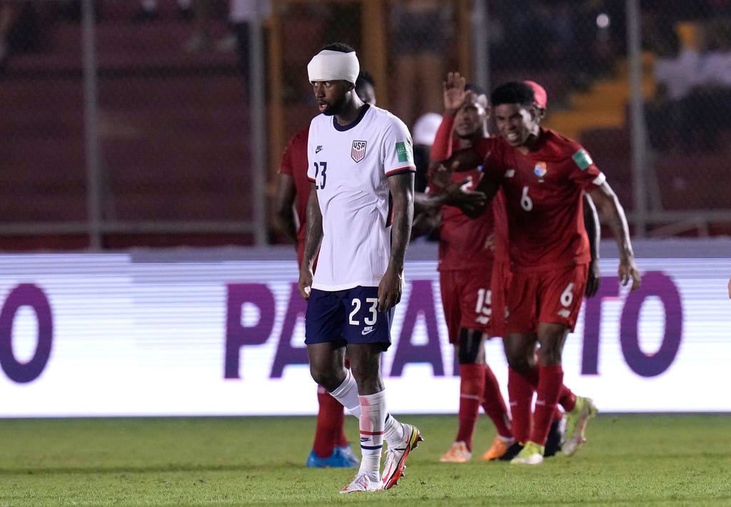 US-Spieler Kellyn Acosta hat genug, Panamas Spieler feiern den Sieg.