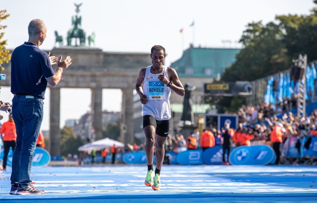 Der Äthiopier Kenenisa Bekele überquert beim Berlin Marathon nach 2:06:47 Stunden als Dritter die Ziellinie.