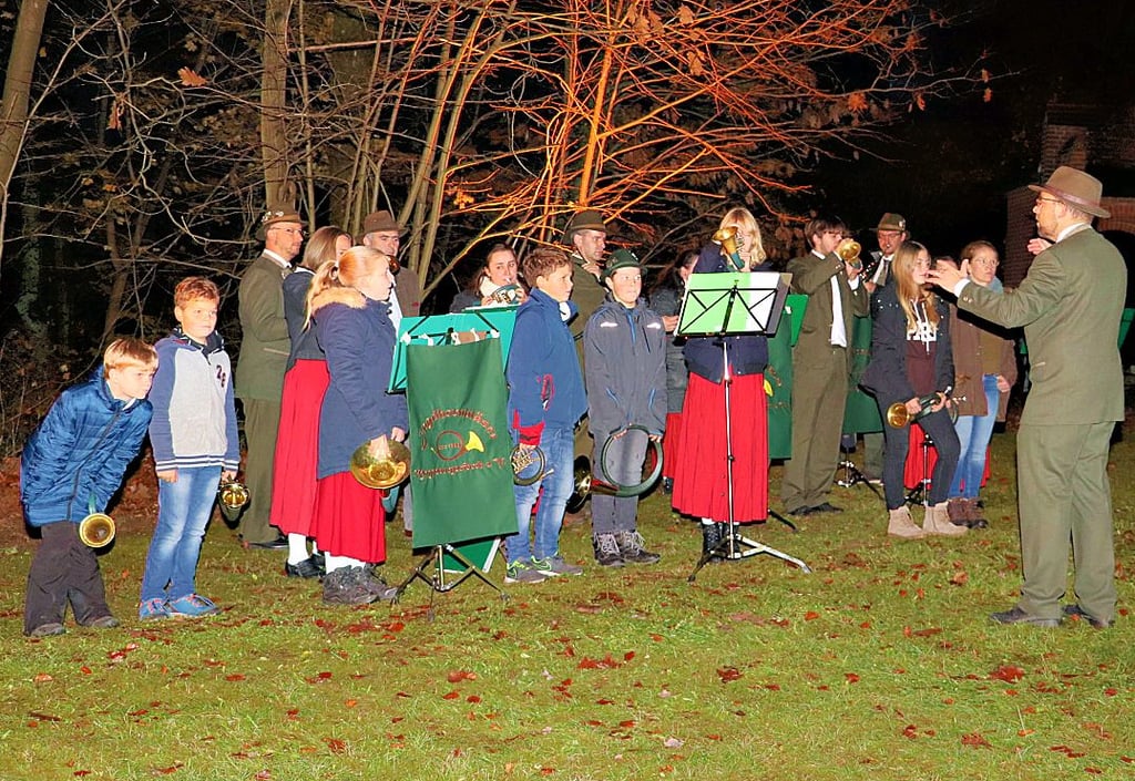 Schon vor der eigentlichen Hubertusmesse gaben die kleinen und großen Jagdhornbläser vor der Kirche Kostproben ihres Könnens.