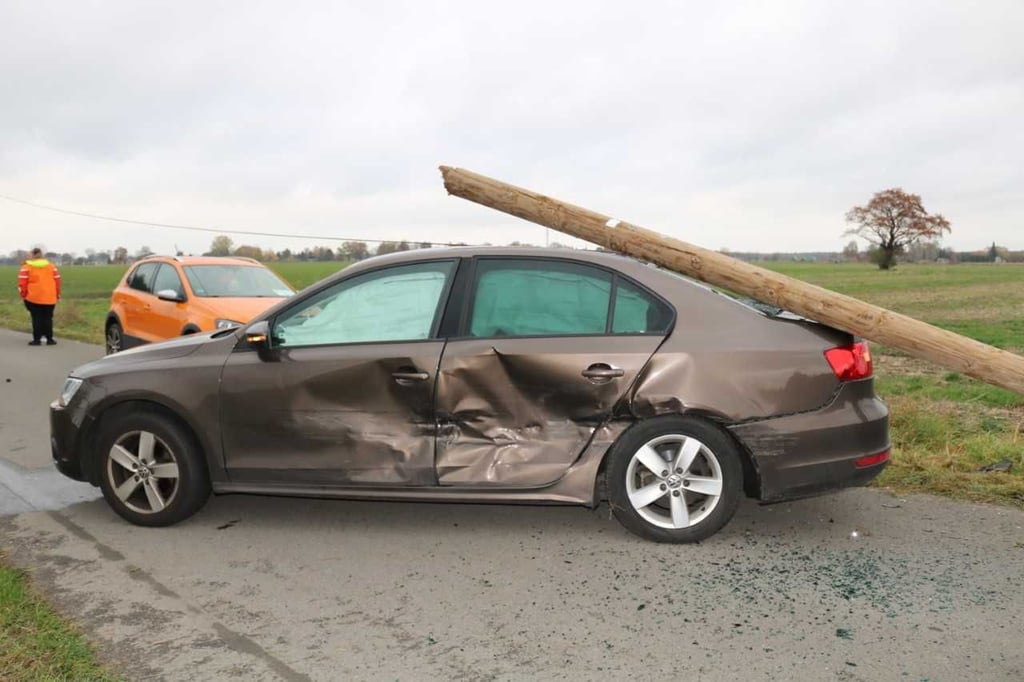 Auch das Auto des Fahrers erlitt erheblichen Schaden.