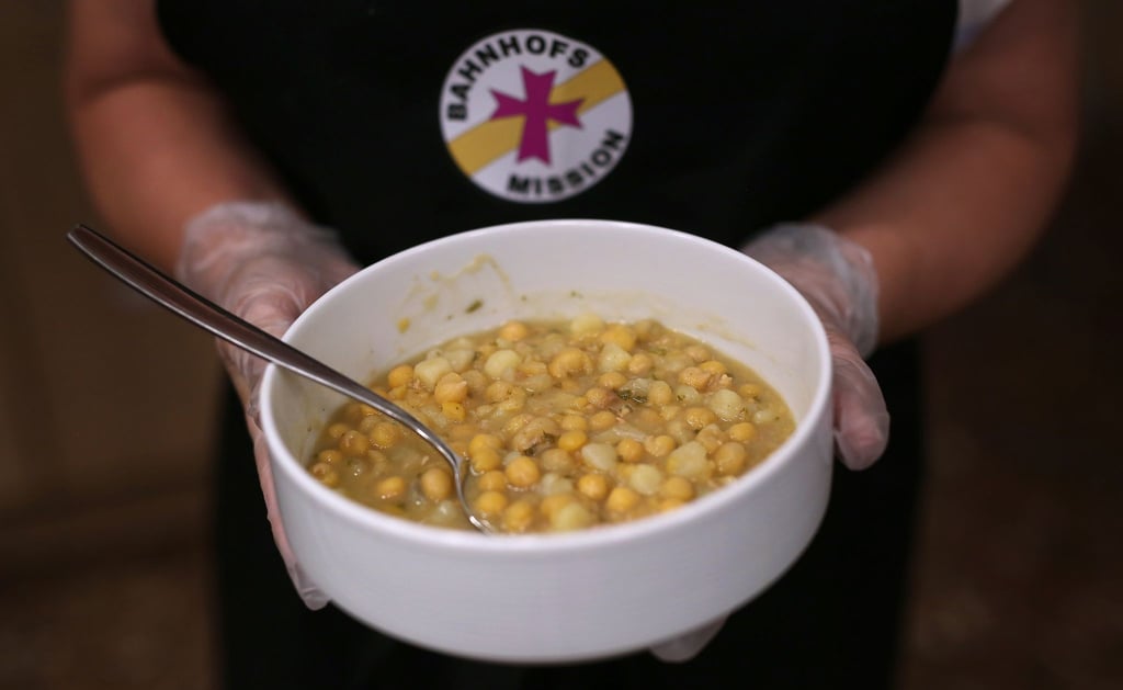 Stefanie P. serviert einen Teller Erbsensuppe in der Ökumenischen Bahnhofsmission.