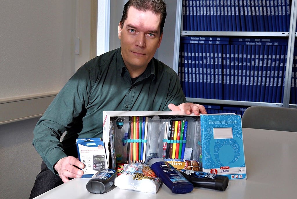 Der Genthiner Volksstimme-Redakteur Mike Fleske mit dem Inhalt des Schuhkartons.