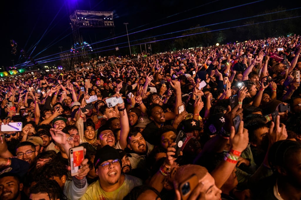 Festivalbesucher stehen dicht gedrängt beim Astroworld-Festival im NRG Park.