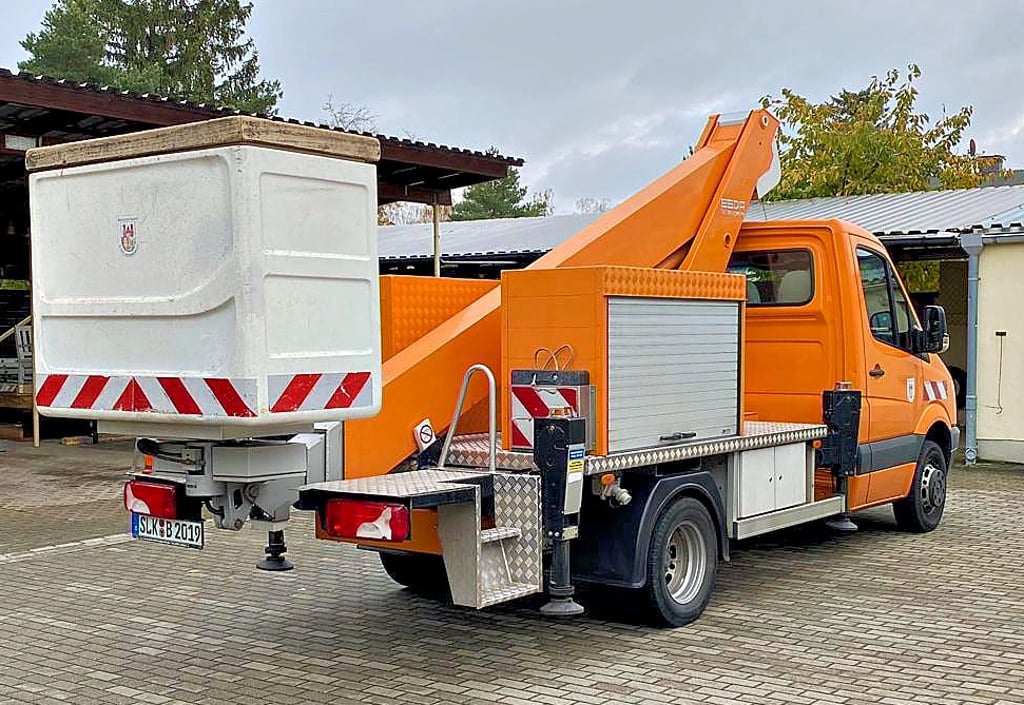 Der Hubsteiger vom Schönebecker Bauhof ist vermehrt defekt. Nun soll ein neues Gerät für rund 190.000 Euro beschafft werden.