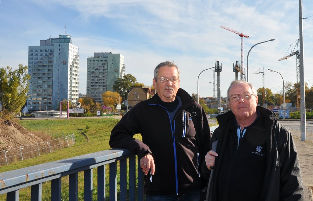 Bernd Biedermann (links) und Hugo Boeck sind Gründungsmitglieder des Vereins Denkmal-Magdeburger-Recht.. Mit Fertigstellung des neuen Strombrückenzuges soll das Denkmal seinen Platz hier am Übergang zwischen alter und neuer Brücke bekommen und auch einen neuen Brückenschlag nach Osteuropa markieren.