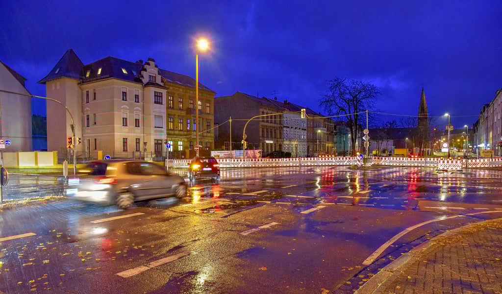 Abbiegen in die Wolfgang- oder die Kurt-Weill-Straße? Ab Dienstag ist das nicht mehr möglich. Die Kreuzung wird bis Ende 2022 gesperrt.