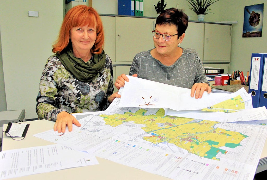 Ramona Müller und Ina Stimpel breiten den neuen Flächennutzungsplan der Gemeinde aus. Gut zu erkennen ist die angebrachte Siegelschnur der obersten Landesbehörde.