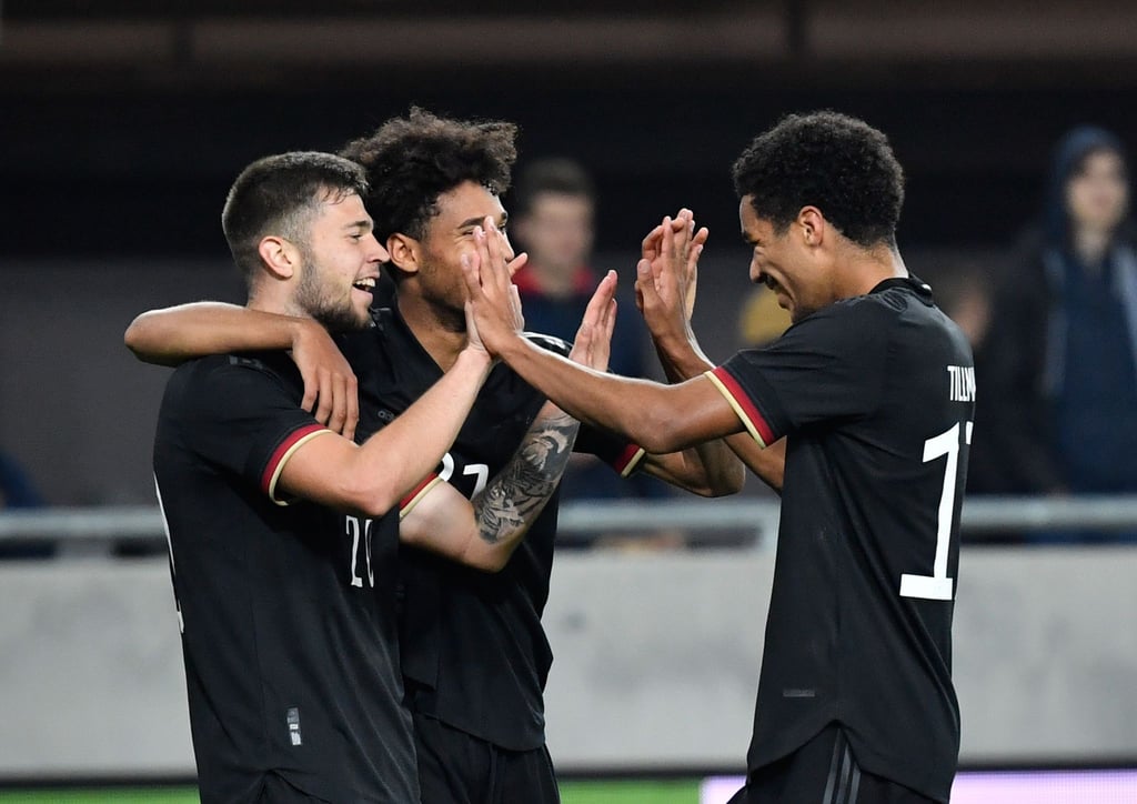Erik Shuranov (l-r) bejubelt sein Tor zum 3:1 für Deutschland gegen Ungarn mit Kevin Schade und Malik Tillman.