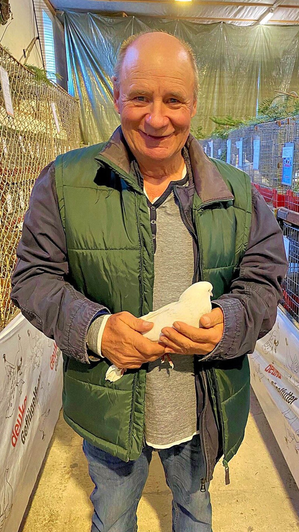 Bernd Fiedler erhält für seine Altenburger Trommeltauben den Kreisverbandsehrenpreis.