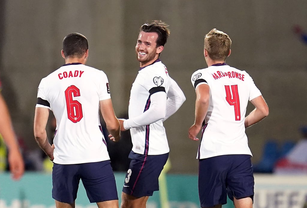 Ben Chilwell (M) feiert mit Mannschaftskameraden sein Tor zur 1:0-Führung der Three Lions gegen Andorra.