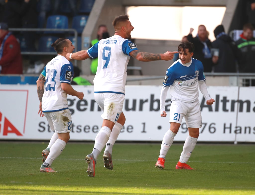 Baris Atik und Kai Brünker feierten mit Jason Ceka (von links) dessen Führungstreffer für den 1. FC Magdeburg gegen den SC Verl.