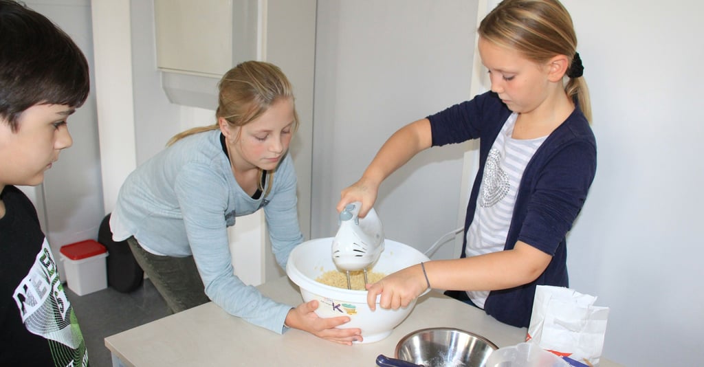 In der neuen Lernküche an der Klietzer Grundschule können die Mädchen und Jungen backen und kochen.