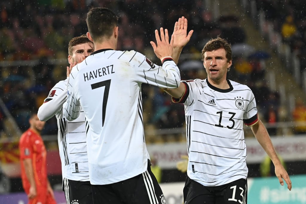 Torschütze Kai Havertz (M) freut sich mit Teamkollegen Thomas Müller (r) und Timo Werner über sein Tor zur deutschen Führung.