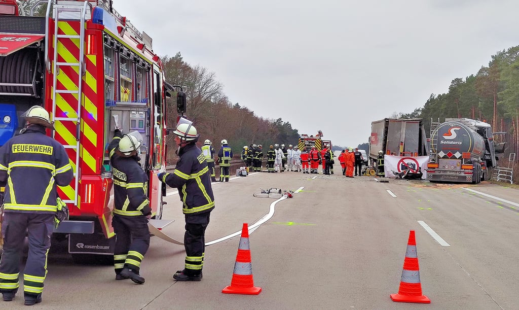 Die ABC-Sondereinheit des Jerichower Landes beim Einsatz auf der Autobahn 2 am 9. März 2021. Ein polnischer Gefahrgut-Tanklastzug war verunfallt. Aufgrund der Verformungen des Lastzuges war ein Abtransport nicht möglich, so dass das Gefahrgut umgepumpt werden musste.
