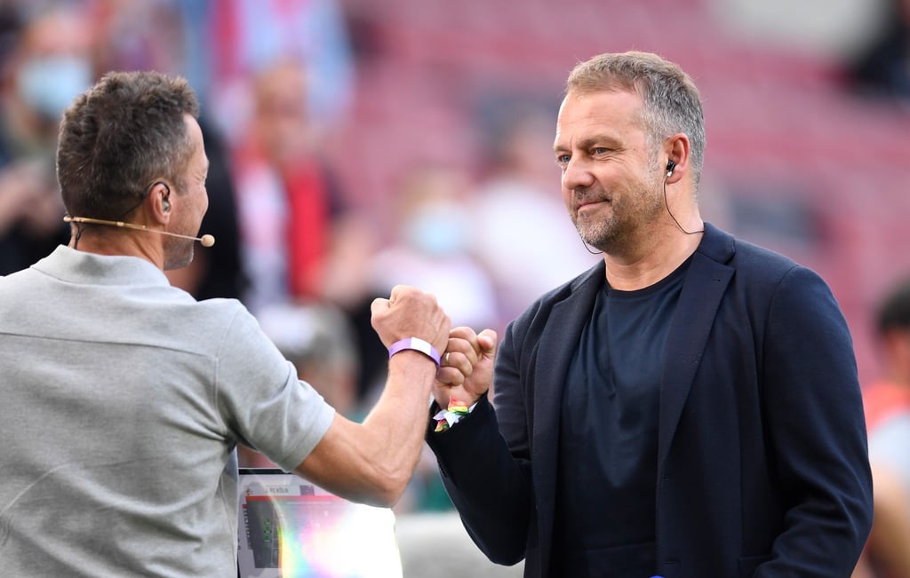 Bundestrainer Hansi Flick (r) begrüßt vor dem Spiel in Köln Sky-Experte Lothar Matthäus.