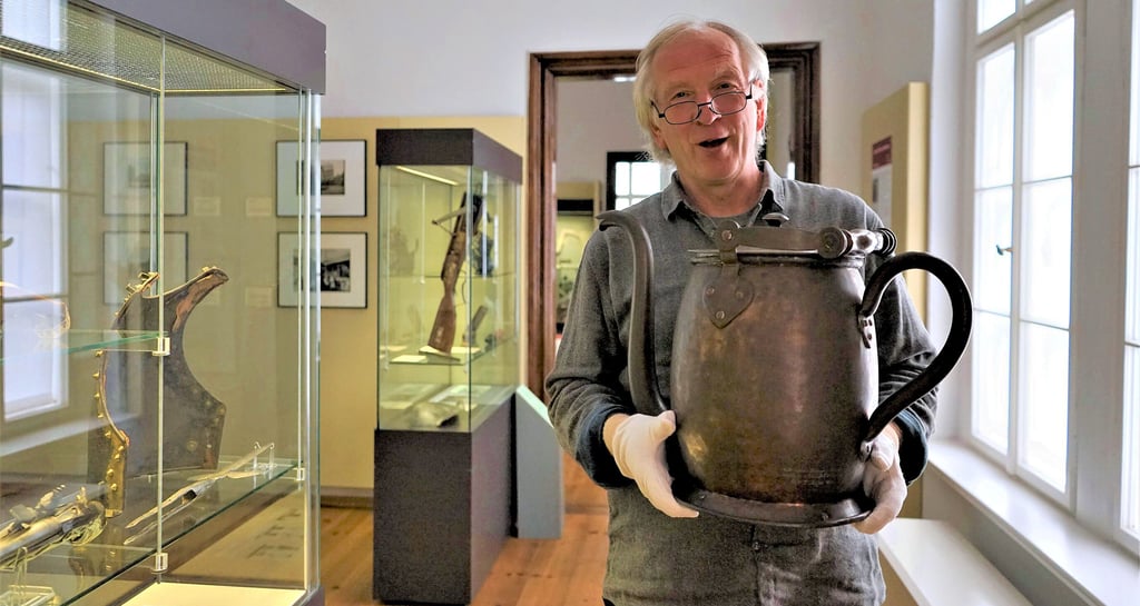 Museumsleiter Ulrich Kalmbach mit einer Brauereipitsche aus dem 19. Jahrhundert.