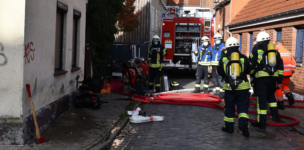 Das Feuer brach in einem Wohnhaus an der Mühlenstraße in Salzwedel aus. Die Feuerwehr konnte es nur mit Atemschutz betreten.
