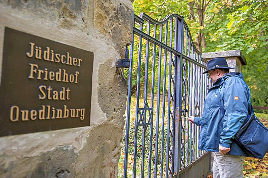 Die thematische Sonderführung endet am jüdischen Friedhof in Quedlinburg.