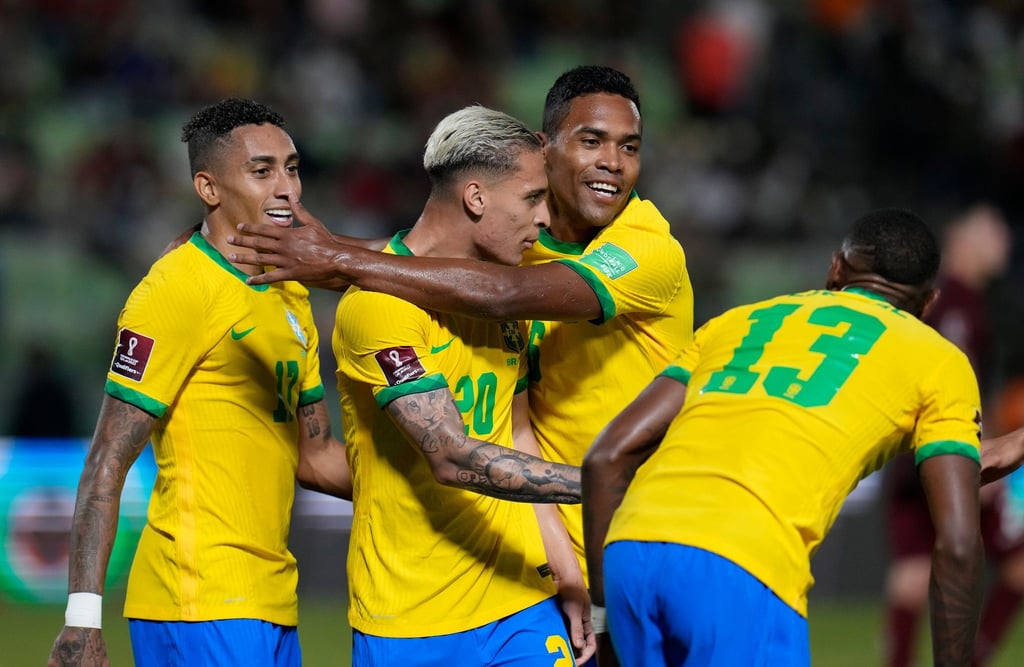 Der brasilianische Nationalspieler Antony (2.v.l) jubelt mit seinen Mannschaftskameraden.