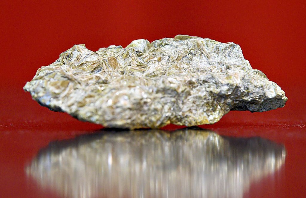 Ein mit Lithium durchsetztes Stück Erz.