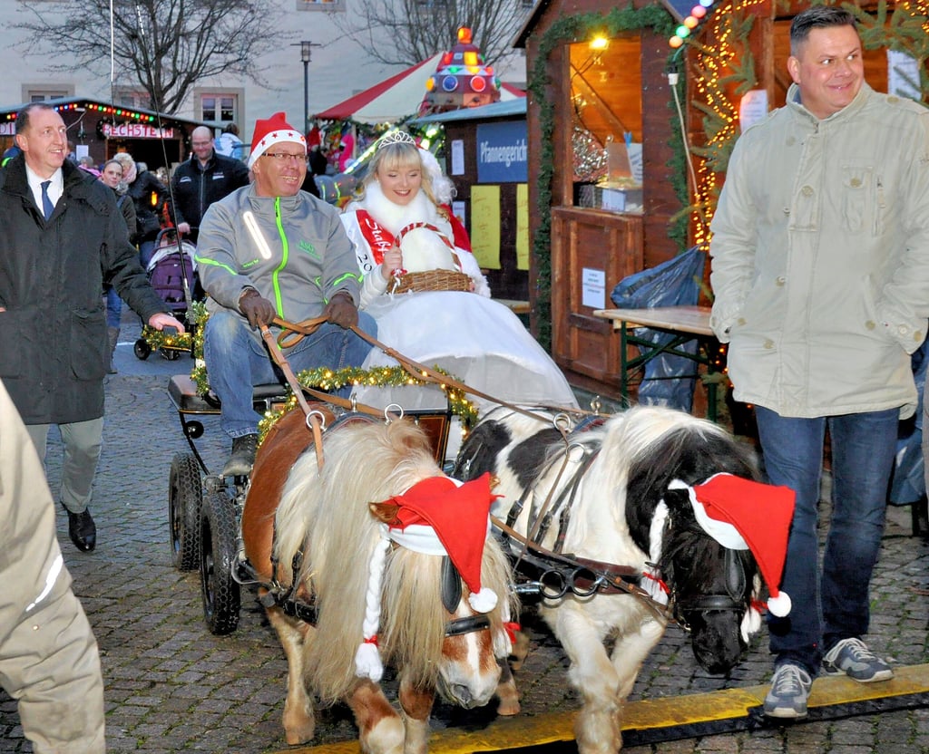 Auch der Gewerbeverein und die Stadt Staßfurt versuchen wieder mit allen Mitwirkenden, die Hürden auf dem Weg zu einem Weihnachtsmarkt zu nehmen.