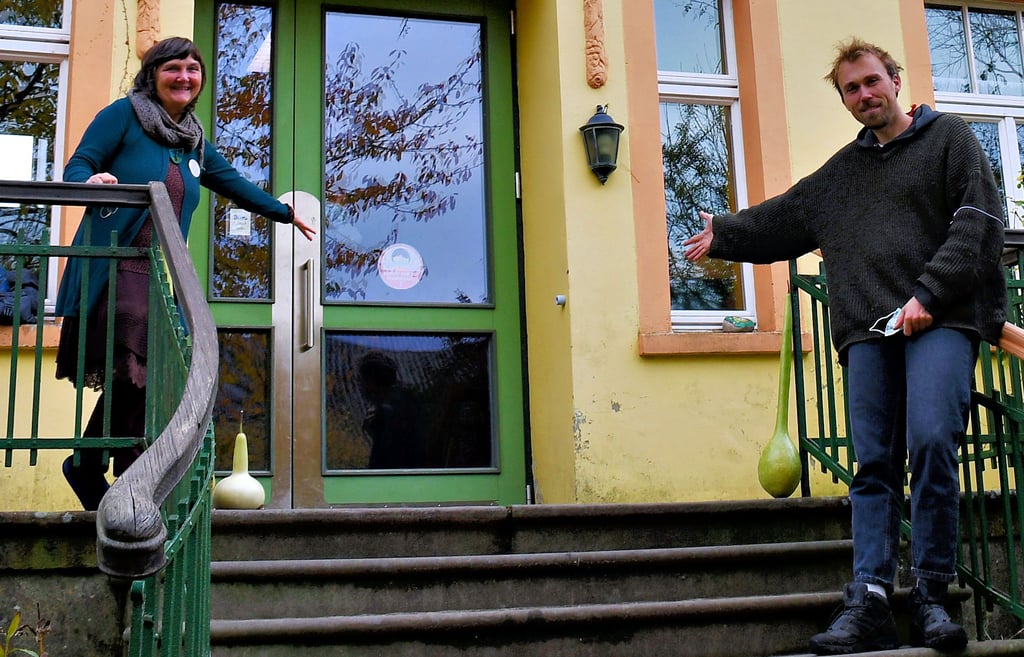 Christiane Yinga und Tobias Schulze hießen Gäste willkommen und nahmen für das Bild draußen ganz kurz die Masken ab. In der Grundschule, im unteren Bereich befindet sich der Kindergarten, gab es in den Räumen Details zum Konzept der Einrichtung zu sehen.