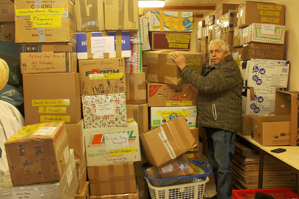 Hilmar Rasche, Vereinsvorsitzender der Kinderhilfe für Siebenbürgen, sortiert die Patenpakete im Lager in Stapelburg. In Kürze sollen zwei Hilfstransporte nach Rumänien starten.