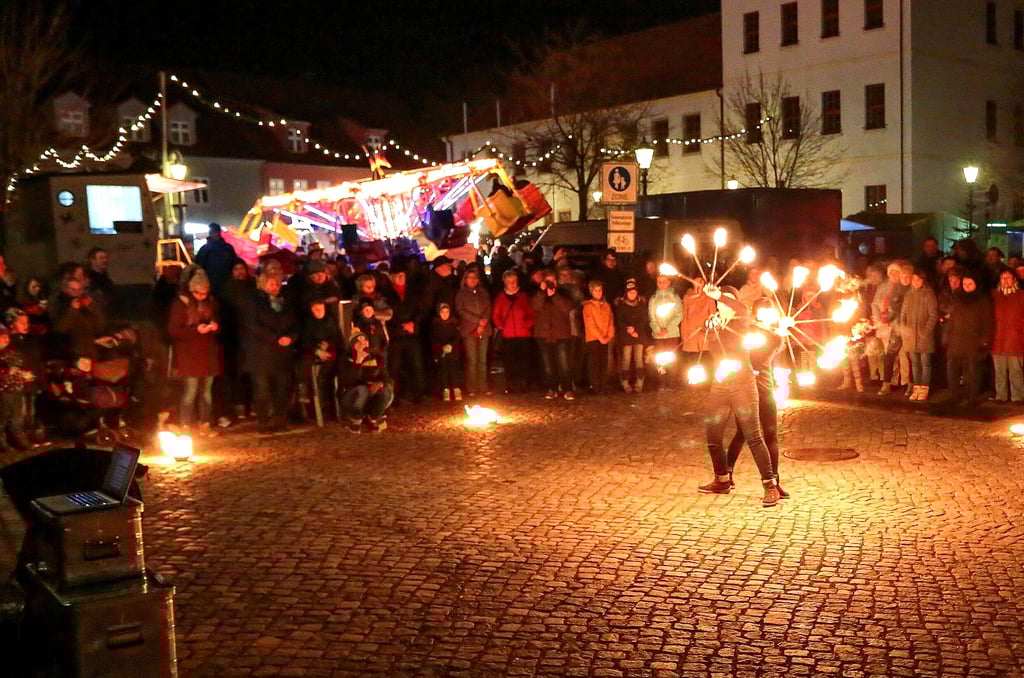 Die „Burning Apples“ haben sich auch in diesem Jahr zum Weihnachtsmarkt in der Oschersleber Innenstadt angekündigt, um mit einer Feuershow zu begeistern.