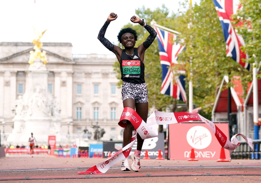 Joyciline Jepkosgei aus Kenia jubelt, als sie die Ziellinie als Erste überquert und den London Marathon 2021 gewinnt.