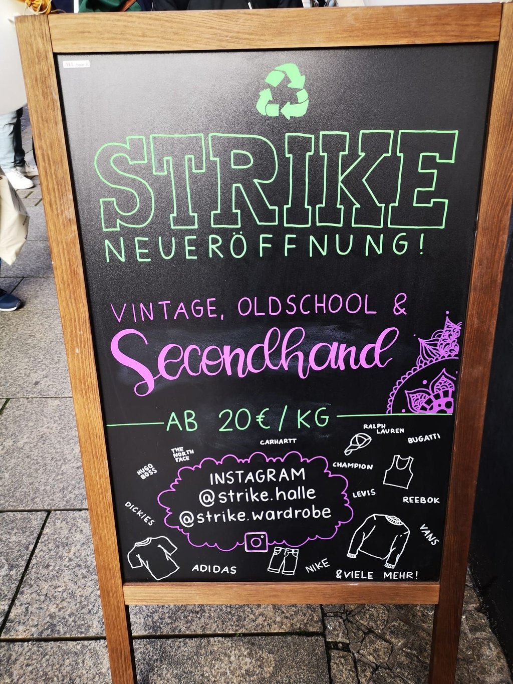 Ein Pop-up-Store der Ladenkette "Strike" hat in Halle eröffnet.