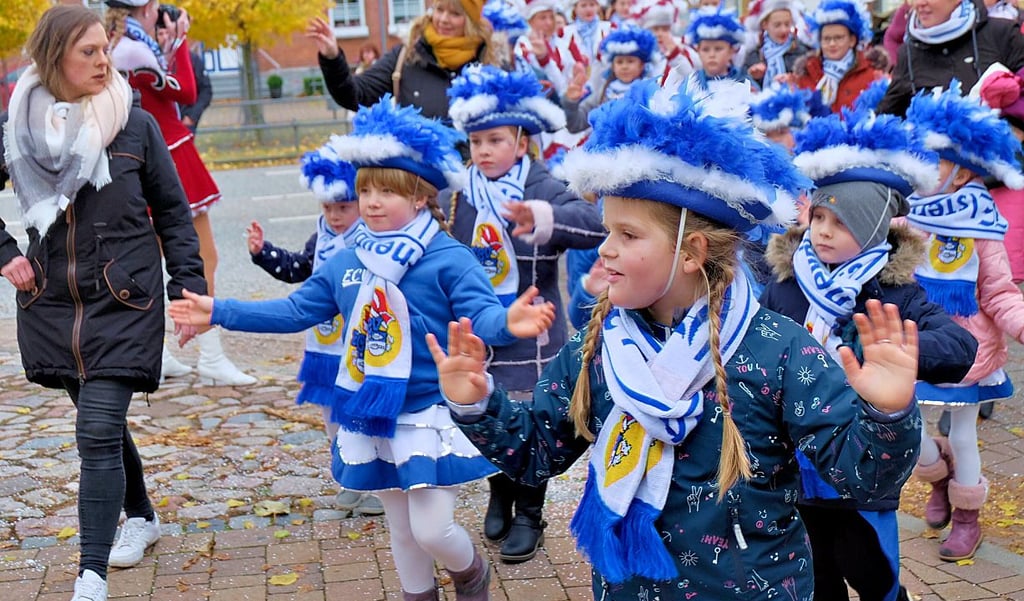 Vor dem Rathaus in Elster ist die Stimmung fantastisch. Die Blau-Weißen Funken haben mit am Umzug teilgenommen.