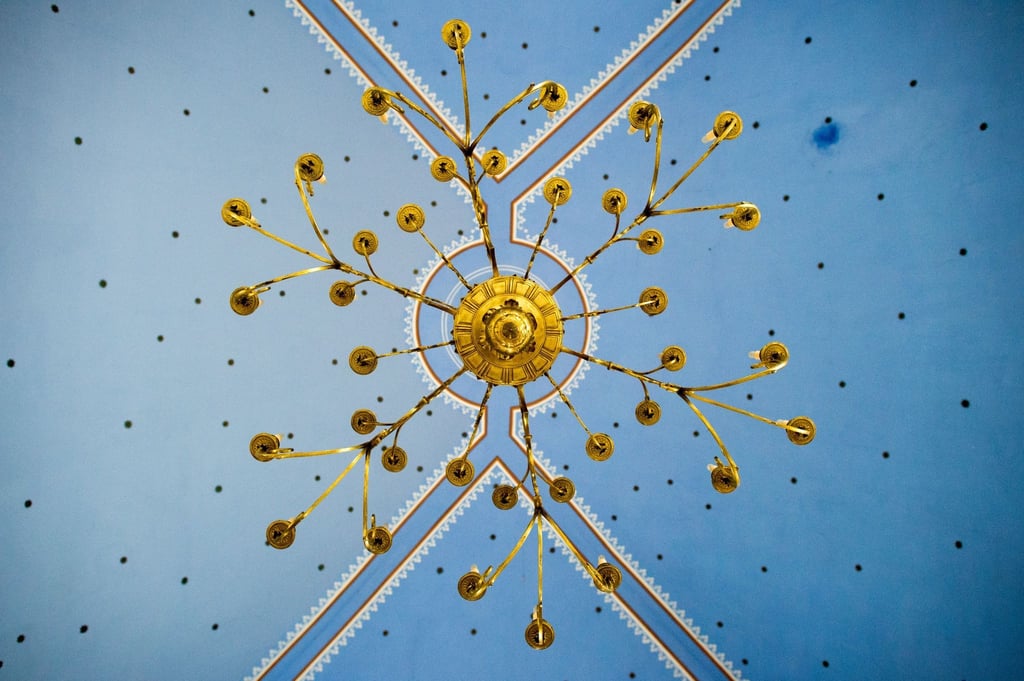 Blick auf den Leuchter der ehemaligen Synagoge des Museums Synagoge Gröbzig.