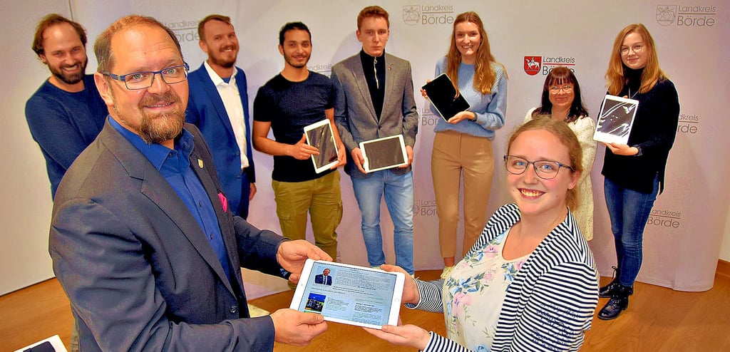 Die ersten IPads übergibt Landrat Martin Stichnoth an Schülerin Angelina Vanessa Kaminski, stellvertretende Vorsitzende des Jugendkreistages. Bei der Übergabe dabei sind Tilo Garlipp-Gramann (v.l.), externer Koordinator des Trägers „Arbeit und Leben“, Matthias Schlitte, Sachgebietsleiter der Spezialdienste im Jugendamt, Berufsschüler Mohamad Khaled Trabulsi, Student Simon Reidenbach, Schülerin Charlotte Brückner, Sophia Müller, Teamleiterin der Jugendförderung und Schülerin Johanna Spiegler.