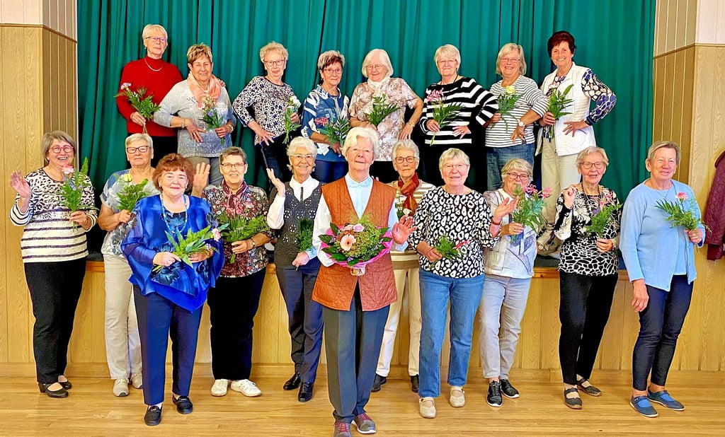 Irmgard Schröter war es, die die Seniorentanzgruppe "Harmonie" in Eisleben 2001 ins Leben gerufen hat. Dafür wurde sie, im Rahmen des 20-jährigen Jubiläums mit dem Blumenstrauß der Woche, zur Verfügung gestellt von der Blumenboutique Meinhardt, geehrt.