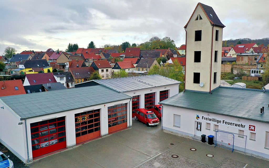 Der Erweiterungsbau befindet sich direkt neben der Fahrzeughalle.