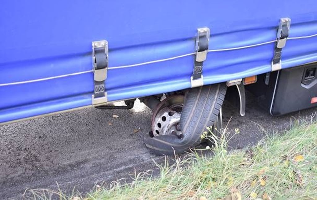 Der Reifen des Transporters, der auf der A9 bei Dessau/Roßlau unterwegs war, wurde völlig zerstört.