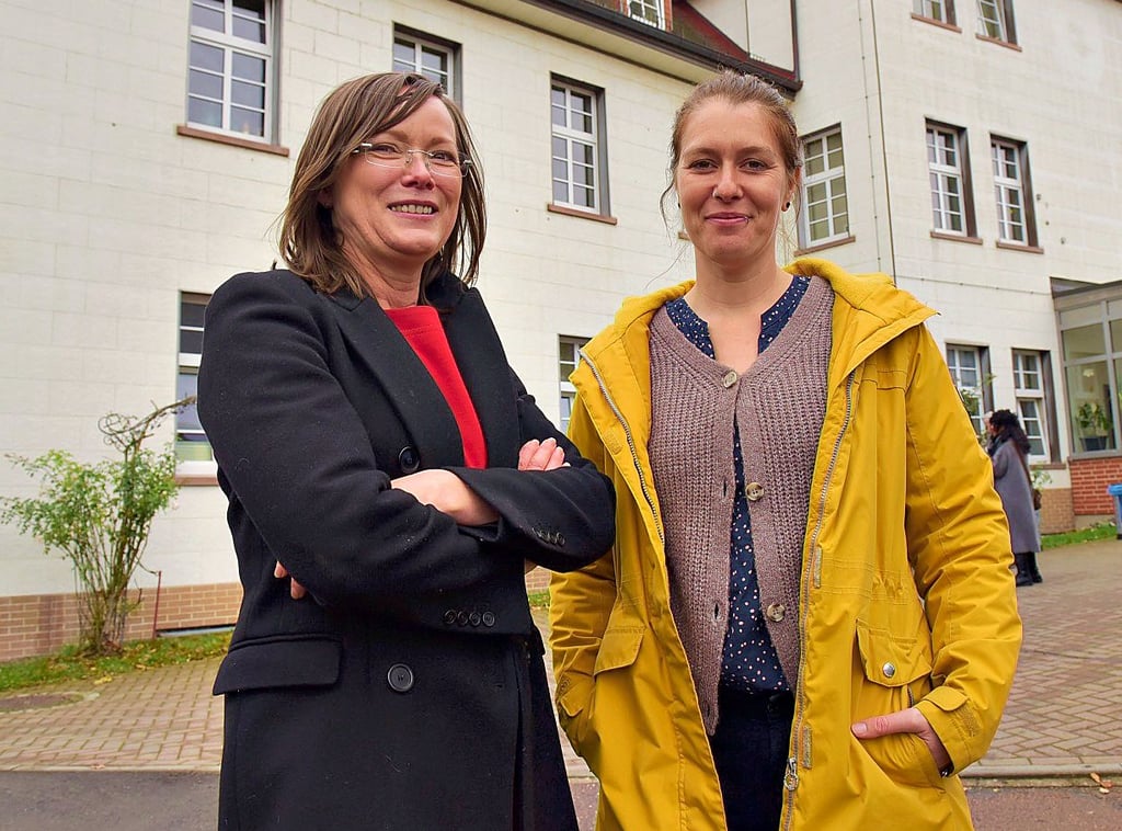 Silke Zinke gibt die Leitung des Wohnzentrum Wippra an Anne Ziegner (rechts) ab. Zum Stabwechsel gab es auch ein kleines Fest.